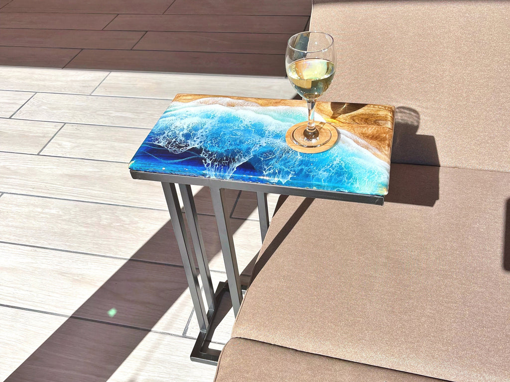 Side table in mango wood, with decorative resin ocean motive