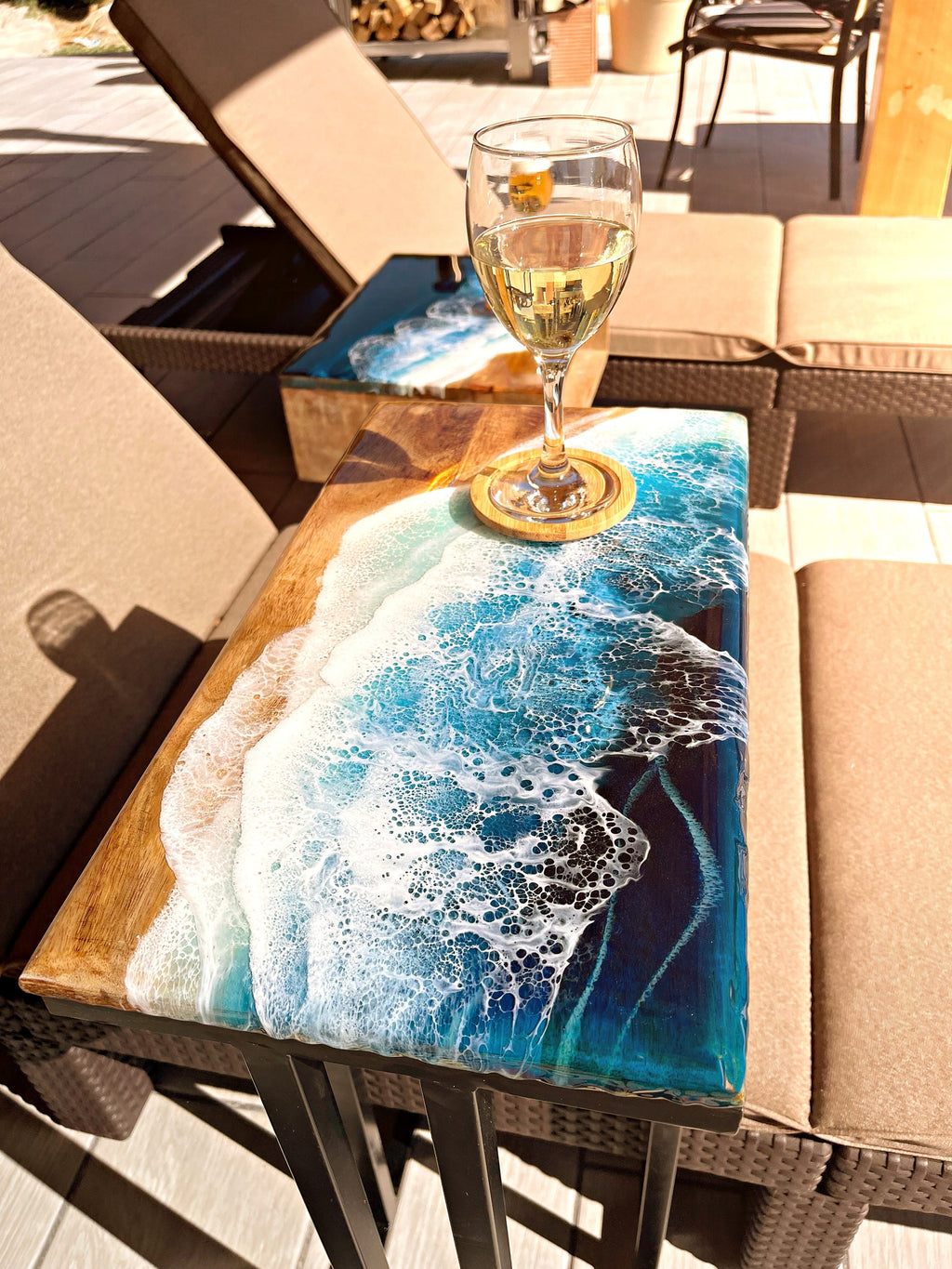 Side table in mango wood, with decorative resin ocean motive