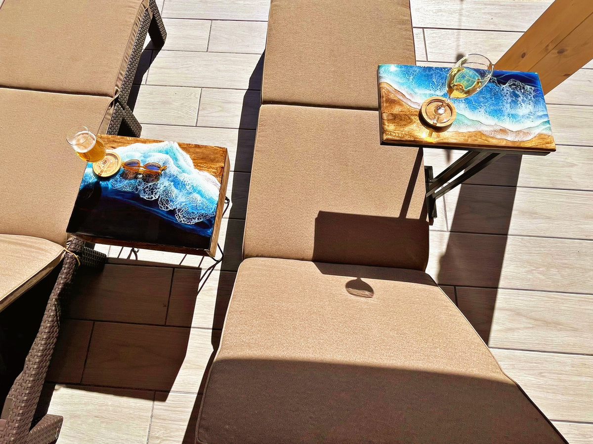 Side table in mango wood, with decorative resin ocean motive