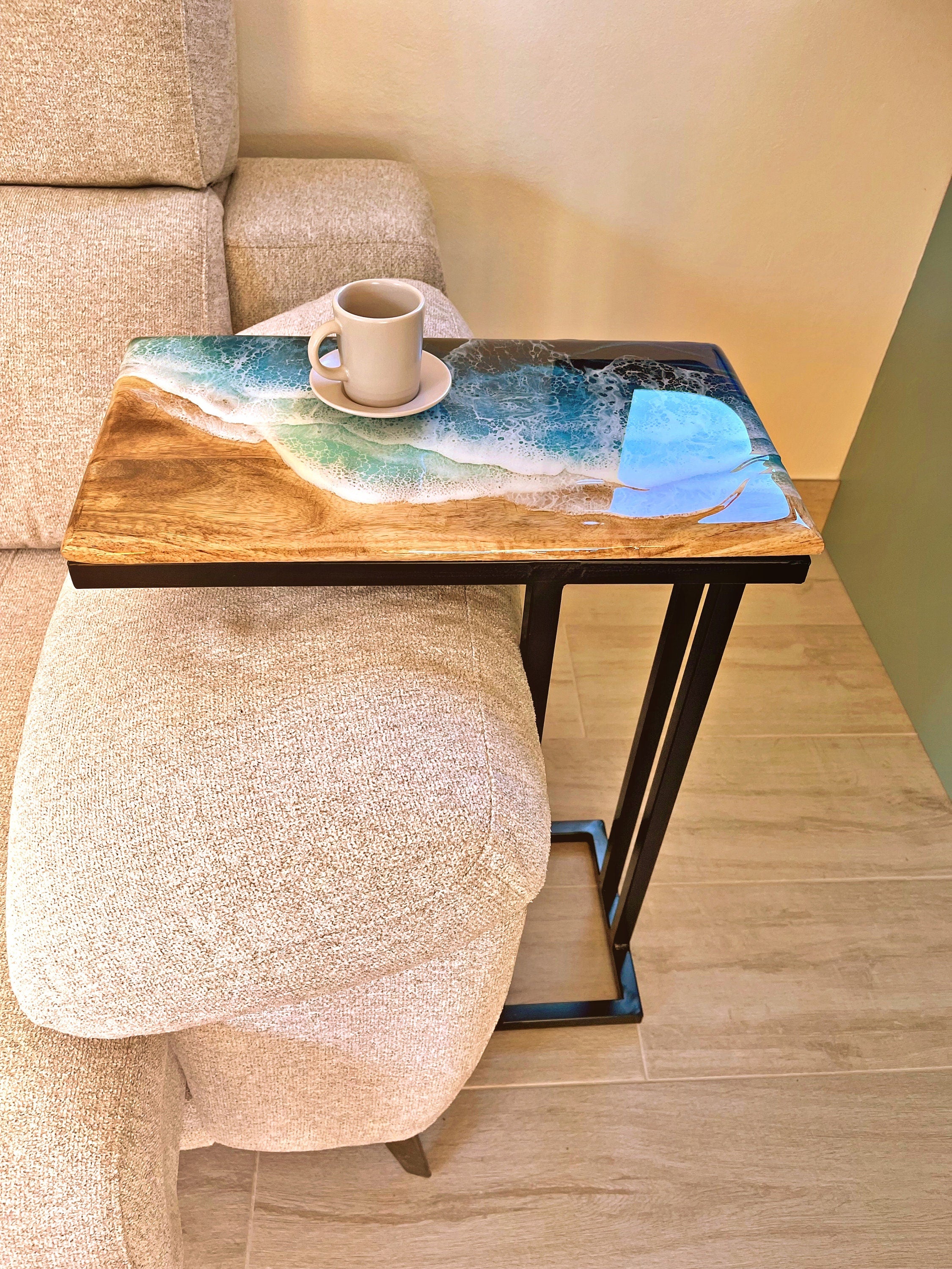 Side table in mango wood, with decorative resin ocean motive