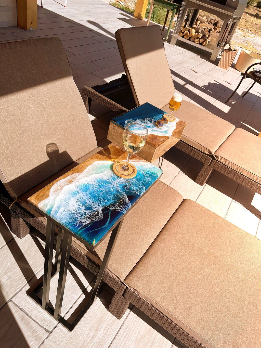 Side table in mango wood, with decorative resin ocean motive