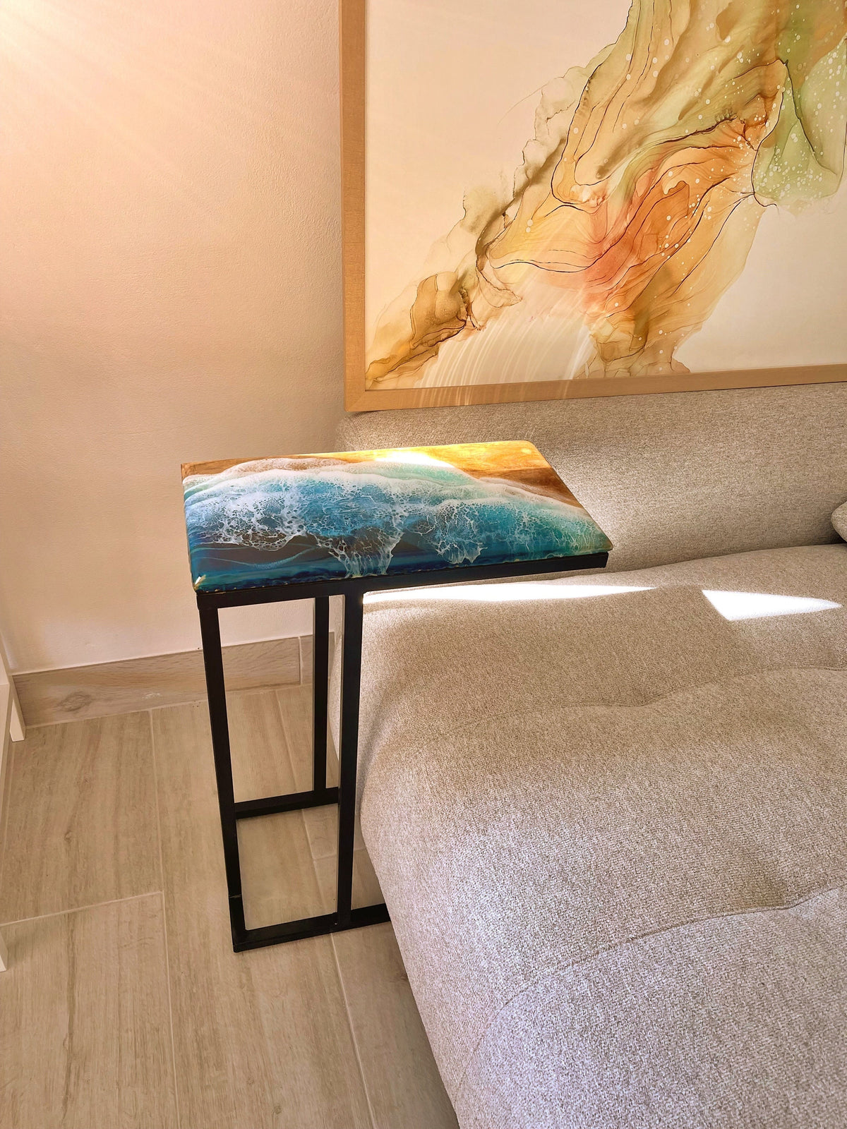Side table in mango wood, with decorative resin ocean motive