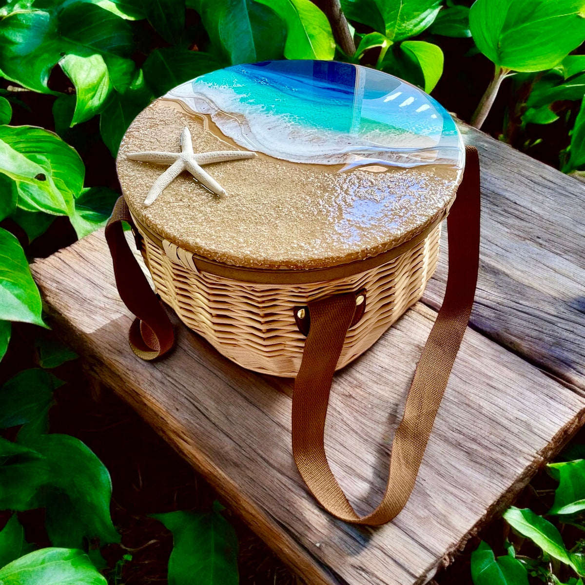 Wicker Picnic Basket with Resin Wave Lid: Romantic Cooler